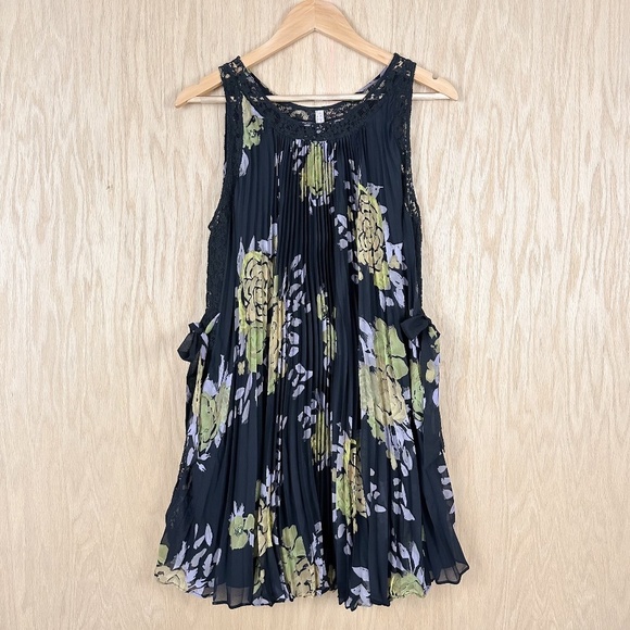Free People Dresses & Skirts - Free People Floral Pleated Dress Black Lace Trim